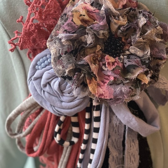 New Flower Pin Boutique Brooch matches Zadie B’s holiday/wedding - Picture 3 of 3